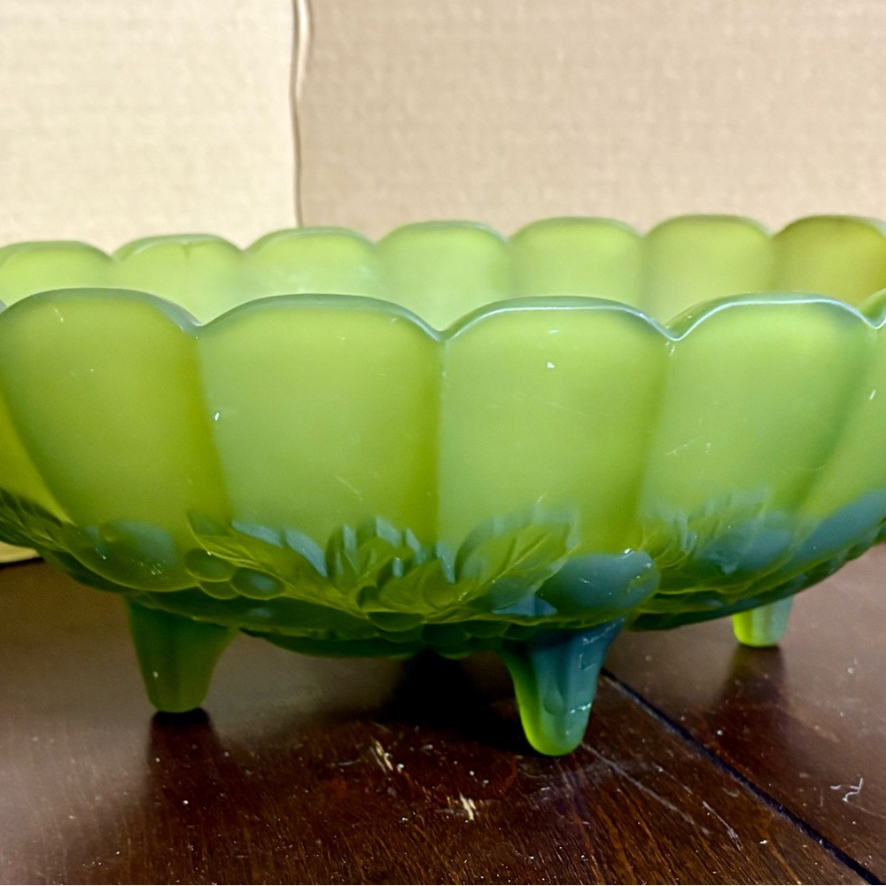 Vintage Large Frosted Green Grape Harvest Pattern Fruit Bowl